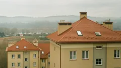 Dve susediace budovy v meste na modrom pozadí